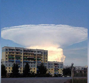  Awan Berbentuk Jamur Bikin Ngeri Warga 
